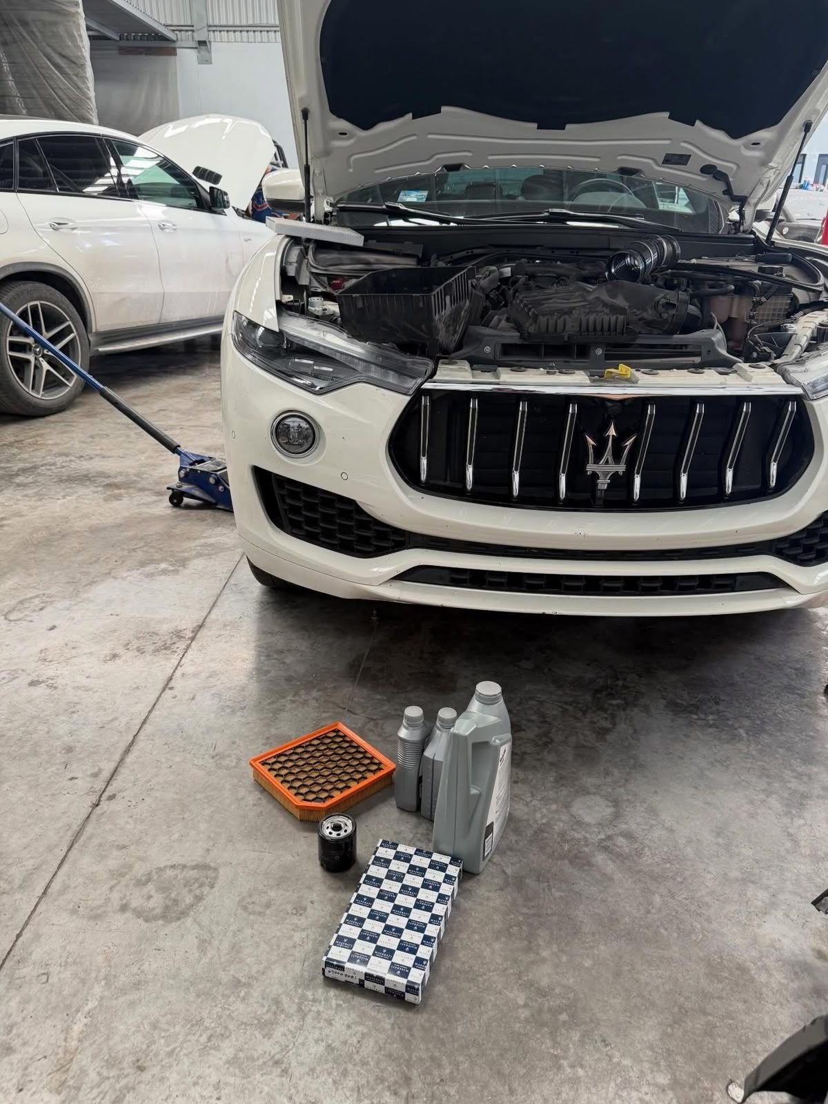Servicio de mantenimiento a camioneta con cambio de aceite y filtros