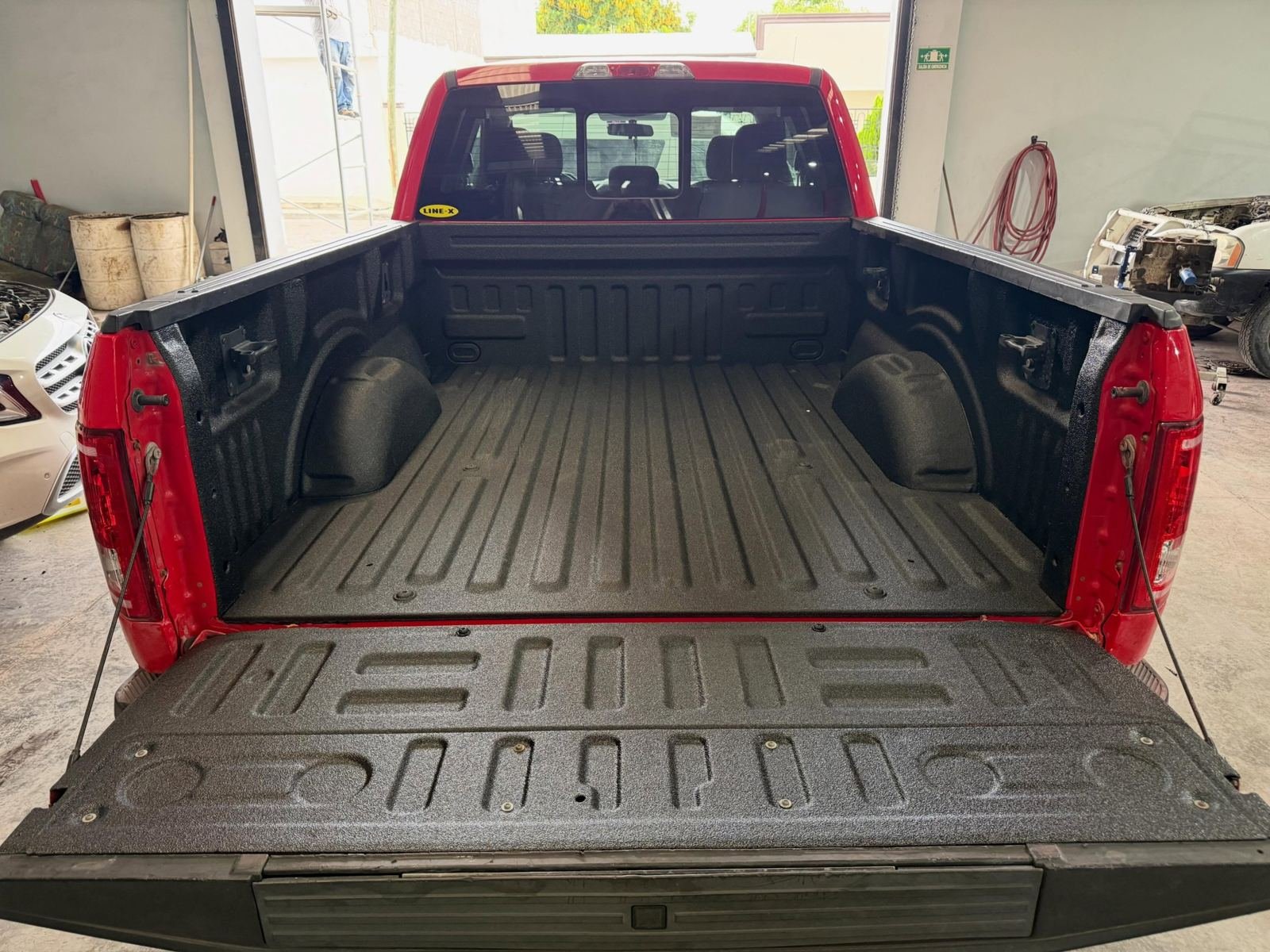 Recubrimiento LINE-X en batea de pickup gris