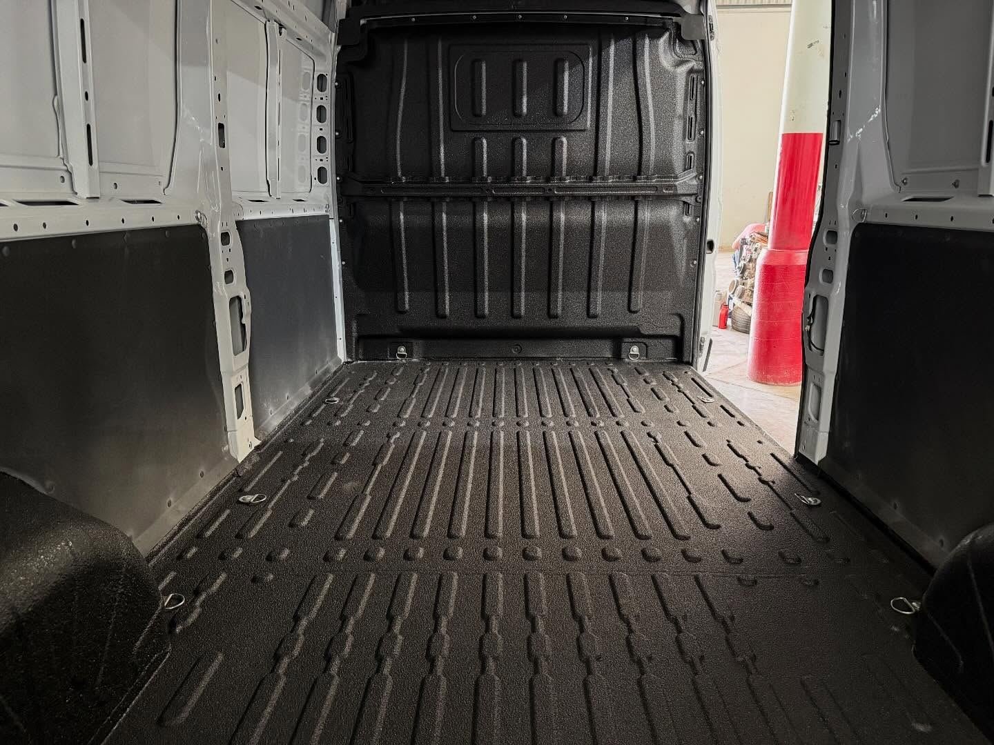 Recubrimiento LINE-X en batea de pickup roja